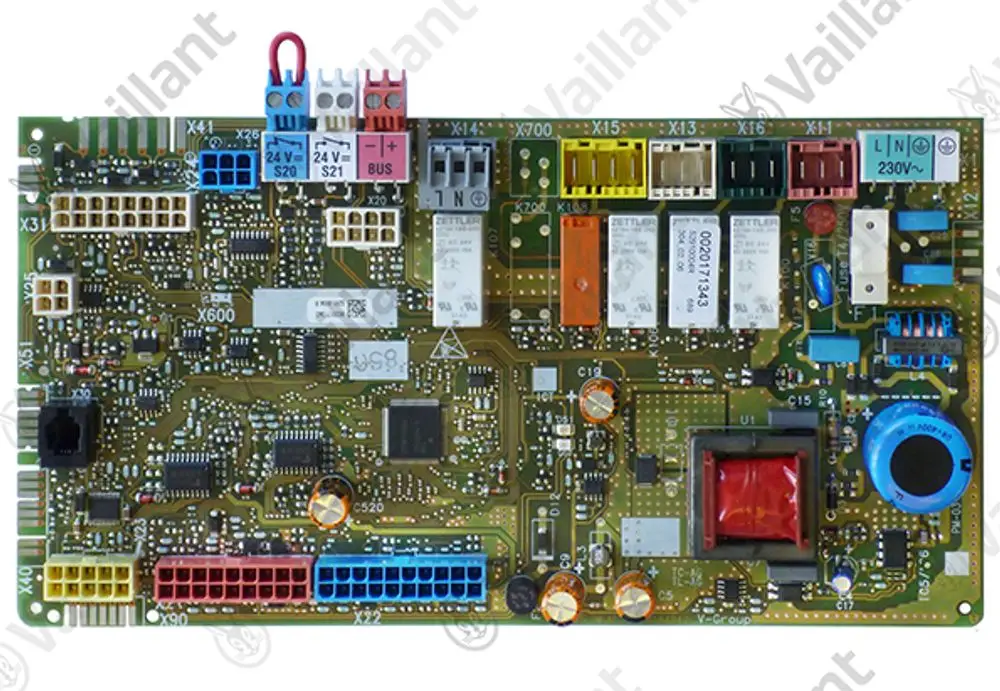 Leiterplatte von Vaillant, bestückt mit verschiedenen Anschlüssen, Relais und elektronischen Komponenten zur Steuerung eines Heizsystems.